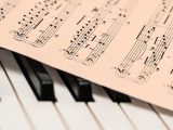 Notes de musique et touche de piano