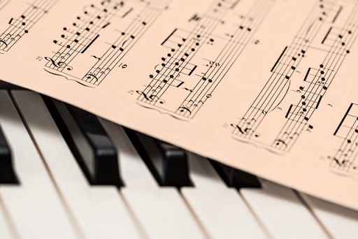 Notes de musique et touche de piano 